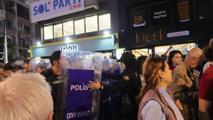 Police block protest march over political defections in Izmir IZMIR, TURKEY, OCTOBER 5, 2026: Police officers block demonstrators during a protest organized by the Izmir Labor and Democracy Forces on Cyprus Martyrs Street against the transfer of elected mayors to the ruling AKP and amid claims that Izmir Mayor Cemil Tugay could also join the party. After negotiations with police, demonstrators proceeded toward the Turkan Saylan Cultural Center under restrictions on banners and slogans, where the Izmir Bar Association issued a statement criticizing political party defections and their impact on voters electoral choices. Ä°zmir Türkiye Copyright: x xTurgayxKilicx xJNAxPressx