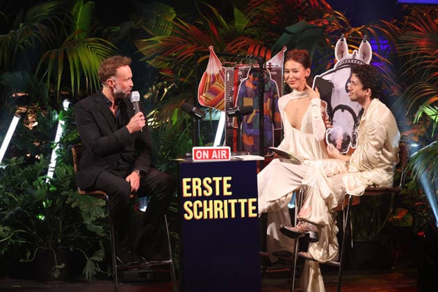 FIRST STEPS 2026 Moderator:innen Malaya Maximilian und Mittellanger Spielfilm Laudatio: Erik Schmitt Preisverleihung auf der Buehne bei der FIRST STEPS 2026 Verleihung im Theater des Westens in Berlin Copyright: xEventpressxFuhrx