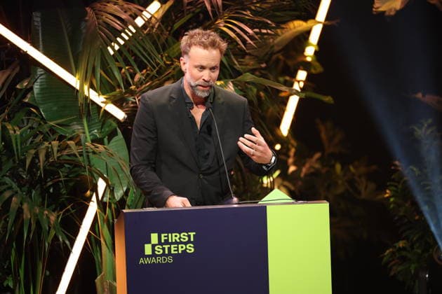 FIRST STEPS 2026 Mittellanger Spielfilm Laudatio: Erik Schmitt Preisverleihung auf der Buehne bei der FIRST STEPS 2026 Verleihung im Theater des Westens in Berlin Copyright: xEventpressxFuhrx