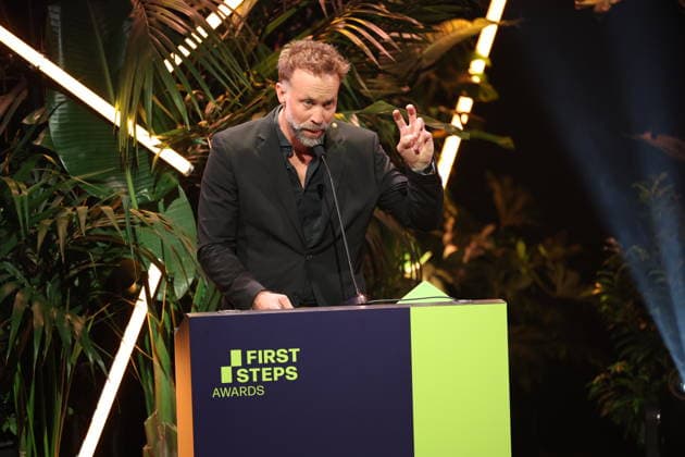FIRST STEPS 2026 Mittellanger Spielfilm Laudatio: Erik Schmitt Preisverleihung auf der Buehne bei der FIRST STEPS 2026 Verleihung im Theater des Westens in Berlin Copyright: xEventpressxFuhrx