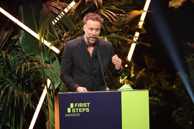FIRST STEPS 2026 Mittellanger Spielfilm Laudatio: Erik Schmitt Preisverleihung auf der Buehne bei der FIRST STEPS 2026 Verleihung im Theater des Westens in Berlin Copyright: xEventpressxFuhrx