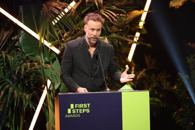 FIRST STEPS 2026 Mittellanger Spielfilm Laudatio: Erik Schmitt Preisverleihung auf der Buehne bei der FIRST STEPS 2026 Verleihung im Theater des Westens in Berlin Copyright: xEventpressxFuhrx