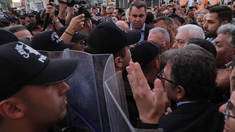 Police block protest march over political defections in Izmir IZMIR, TURKEY, OCTOBER 5, 2026: Police officers block demonstrators during a protest organized by the Izmir Labor and Democracy Forces on Cyprus Martyrs Street against the transfer of elected mayors to the ruling AKP and amid claims that Izmir Mayor Cemil Tugay could also join the party. After negotiations with police, demonstrators proceeded toward the Turkan Saylan Cultural Center under restrictions on banners and slogans, where the Izmir Bar Association issued a statement criticizing political party defections and their impact on voters electoral choices. Ä°zmir Türkiye Copyright: x xTurgayxKilicx xJNAxPressx