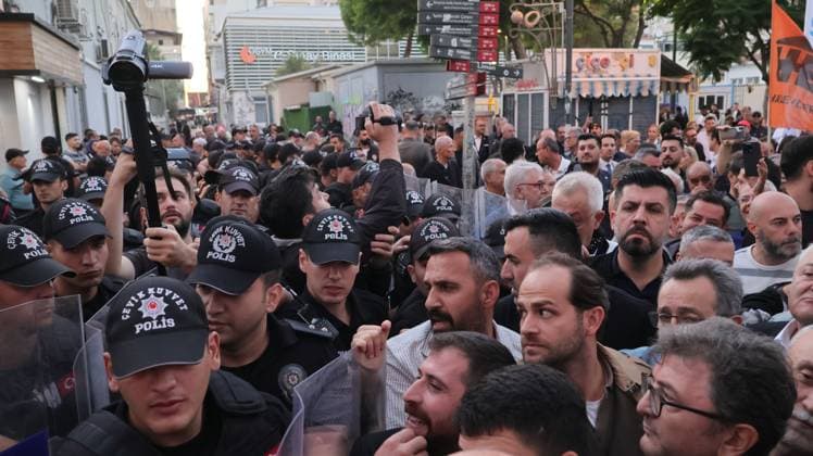 October 5, 2026, Â°Zmir, ToÂ¼rkiye: IZMIR, TURKEY, OCTOBER 5, 2026: Police officers block demonstrators during a protest organized by the Izmir Labor and Democracy Forces on Cyprus Martyrs Street against the transfer of elected mayors to the ruling AKP and amid claims that Izmir Mayor Cemil Tugay could also join the party. After negotiations with police, demonstrators proceeded toward the Turkan Saylan Cultural Center under restrictions on banners and slogans, where the Izmir Bar Association issued a statement criticizing political party defections and their impact on voters electoral choices. Â°Zmir Türkiye  - ZUMAq101 20261005_zna_q101_031 Copyright: xTurgayxKilicx