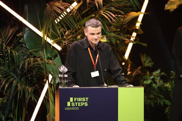 FIRST STEPS 2026 Mittellanger Spielfilm Gewinnerfilm: HASENFUSS von Maximilian Conway Preisverleihung auf der Buehne bei der FIRST STEPS 2026 Verleihung im Theater des Westens in Berlin Copyright: xEventpressxFuhrx