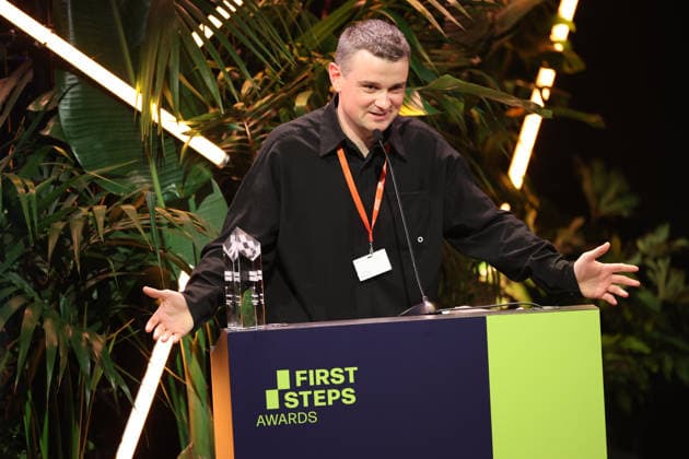 FIRST STEPS 2026 Mittellanger Spielfilm Gewinnerfilm: HASENFUSS von Maximilian Conway Preisverleihung auf der Buehne bei der FIRST STEPS 2026 Verleihung im Theater des Westens in Berlin Copyright: xEventpressxFuhrx