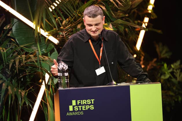 FIRST STEPS 2026 Mittellanger Spielfilm Gewinnerfilm: HASENFUSS von Maximilian Conway Preisverleihung auf der Buehne bei der FIRST STEPS 2026 Verleihung im Theater des Westens in Berlin Copyright: xEventpressxFuhrx