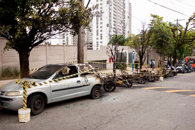 SaO PAULO, SP - 05.10.2026: QUEDA DE CABOS CAUSA INCêNDIO EM SaO PAULO - The fall of high-voltage power lines caused a large fire in Sao Paulo. Likely due to the rain, storm, and winds this past weekend in the southern part of the city, high-voltage power lines belonging to the electricity company Enel broke, causing a fire that engulfed numerous vehicles, including several motorcycles and a car. The vehicles were completely destroyed by the fire. All vehicles were parked legally on the street when the accident occurred. The owners are in talks with Enel to determine responsibility and compensation. The event took place on Rua Cannes, in the Veleiros neighborhood, near Capela do Socorro, Sao Paulo, on October 5, 2026. x3025732x VanxCampos