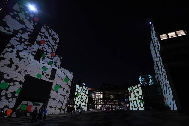 Start der Illumination zur Woche der Demokratie und zur Parlamentsnacht am 05.10.2026 auf dem Vorplatz des Landtags Nordrhein-Westfalen in Düsseldorf Der Landtag Nordrhein-Westfalen feiert sein 80-jähriges Bestehen mit einer Woche der Demokratie: Vom 5. bis zum 11. Oktober 2026 wird das Parlamentsgebäude am Rhein zur Leinwand für die Lichtinszenierung -Fundament der Demokratie-. Die Illumination hat das Künstlerduo Hartung & Trenz konzipiert. Die Illumination ist in den Landesfarben rot, grün und weiß gehalten. Andre Kuper, Präsident des Landtags, startet sie am Montag, 5. Oktober, um 19.30 Uhr. Ab dann ist sie bis Sonntag, 11. Oktober 2026, in der Zeit von ca. 19.30 Uhr bis 23 Uhr jeden Abend zu sehen.