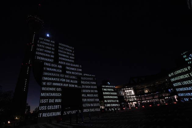 Start der Illumination zur Woche der Demokratie und zur Parlamentsnacht am 05.10.2026 auf dem Vorplatz des Landtags Nordrhein-Westfalen in Düsseldorf Der Landtag Nordrhein-Westfalen feiert sein 80-jähriges Bestehen mit einer Woche der Demokratie: Vom 5. bis zum 11. Oktober 2026 wird das Parlamentsgebäude am Rhein zur Leinwand für die Lichtinszenierung -Fundament der Demokratie-. Die Illumination hat das Künstlerduo Hartung & Trenz konzipiert. Die Illumination ist in den Landesfarben rot, grün und weiß gehalten. Andre Kuper, Präsident des Landtags, startet sie am Montag, 5. Oktober, um 19.30 Uhr. Ab dann ist sie bis Sonntag, 11. Oktober 2026, in der Zeit von ca. 19.30 Uhr bis 23 Uhr jeden Abend zu sehen.