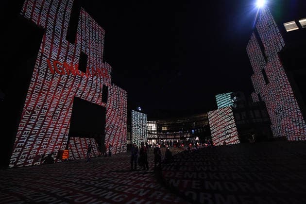 Start der Illumination zur Woche der Demokratie und zur Parlamentsnacht am 05.10.2026 auf dem Vorplatz des Landtags Nordrhein-Westfalen in Düsseldorf Der Landtag Nordrhein-Westfalen feiert sein 80-jähriges Bestehen mit einer Woche der Demokratie: Vom 5. bis zum 11. Oktober 2026 wird das Parlamentsgebäude am Rhein zur Leinwand für die Lichtinszenierung -Fundament der Demokratie-. Die Illumination hat das Künstlerduo Hartung & Trenz konzipiert. Die Illumination ist in den Landesfarben rot, grün und weiß gehalten. Andre Kuper, Präsident des Landtags, startet sie am Montag, 5. Oktober, um 19.30 Uhr. Ab dann ist sie bis Sonntag, 11. Oktober 2026, in der Zeit von ca. 19.30 Uhr bis 23 Uhr jeden Abend zu sehen.