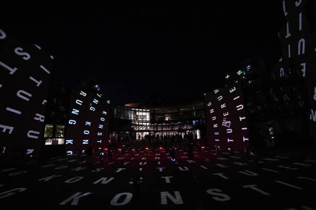 Start der Illumination zur Woche der Demokratie und zur Parlamentsnacht am 05.10.2026 auf dem Vorplatz des Landtags Nordrhein-Westfalen in Düsseldorf Der Landtag Nordrhein-Westfalen feiert sein 80-jähriges Bestehen mit einer Woche der Demokratie: Vom 5. bis zum 11. Oktober 2026 wird das Parlamentsgebäude am Rhein zur Leinwand für die Lichtinszenierung -Fundament der Demokratie-. Die Illumination hat das Künstlerduo Hartung & Trenz konzipiert. Die Illumination ist in den Landesfarben rot, grün und weiß gehalten. Andre Kuper, Präsident des Landtags, startet sie am Montag, 5. Oktober, um 19.30 Uhr. Ab dann ist sie bis Sonntag, 11. Oktober 2026, in der Zeit von ca. 19.30 Uhr bis 23 Uhr jeden Abend zu sehen.
