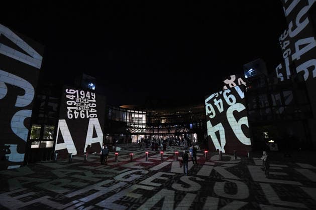 Start der Illumination zur Woche der Demokratie und zur Parlamentsnacht am 05.10.2026 auf dem Vorplatz des Landtags Nordrhein-Westfalen in Düsseldorf Der Landtag Nordrhein-Westfalen feiert sein 80-jähriges Bestehen mit einer Woche der Demokratie: Vom 5. bis zum 11. Oktober 2026 wird das Parlamentsgebäude am Rhein zur Leinwand für die Lichtinszenierung -Fundament der Demokratie-. Die Illumination hat das Künstlerduo Hartung & Trenz konzipiert. Die Illumination ist in den Landesfarben rot, grün und weiß gehalten. Andre Kuper, Präsident des Landtags, startet sie am Montag, 5. Oktober, um 19.30 Uhr. Ab dann ist sie bis Sonntag, 11. Oktober 2026, in der Zeit von ca. 19.30 Uhr bis 23 Uhr jeden Abend zu sehen.