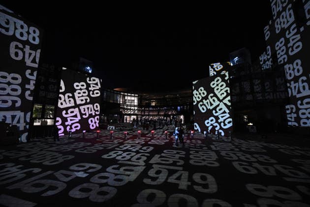 Start der Illumination zur Woche der Demokratie und zur Parlamentsnacht am 05.10.2026 auf dem Vorplatz des Landtags Nordrhein-Westfalen in Düsseldorf Der Landtag Nordrhein-Westfalen feiert sein 80-jähriges Bestehen mit einer Woche der Demokratie: Vom 5. bis zum 11. Oktober 2026 wird das Parlamentsgebäude am Rhein zur Leinwand für die Lichtinszenierung -Fundament der Demokratie-. Die Illumination hat das Künstlerduo Hartung & Trenz konzipiert. Die Illumination ist in den Landesfarben rot, grün und weiß gehalten. Andre Kuper, Präsident des Landtags, startet sie am Montag, 5. Oktober, um 19.30 Uhr. Ab dann ist sie bis Sonntag, 11. Oktober 2026, in der Zeit von ca. 19.30 Uhr bis 23 Uhr jeden Abend zu sehen.