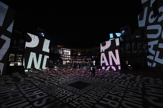 Start der Illumination zur Woche der Demokratie und zur Parlamentsnacht am 05.10.2026 auf dem Vorplatz des Landtags Nordrhein-Westfalen in Düsseldorf Der Landtag Nordrhein-Westfalen feiert sein 80-jähriges Bestehen mit einer Woche der Demokratie: Vom 5. bis zum 11. Oktober 2026 wird das Parlamentsgebäude am Rhein zur Leinwand für die Lichtinszenierung -Fundament der Demokratie-. Die Illumination hat das Künstlerduo Hartung & Trenz konzipiert. Die Illumination ist in den Landesfarben rot, grün und weiß gehalten. Andre Kuper, Präsident des Landtags, startet sie am Montag, 5. Oktober, um 19.30 Uhr. Ab dann ist sie bis Sonntag, 11. Oktober 2026, in der Zeit von ca. 19.30 Uhr bis 23 Uhr jeden Abend zu sehen.