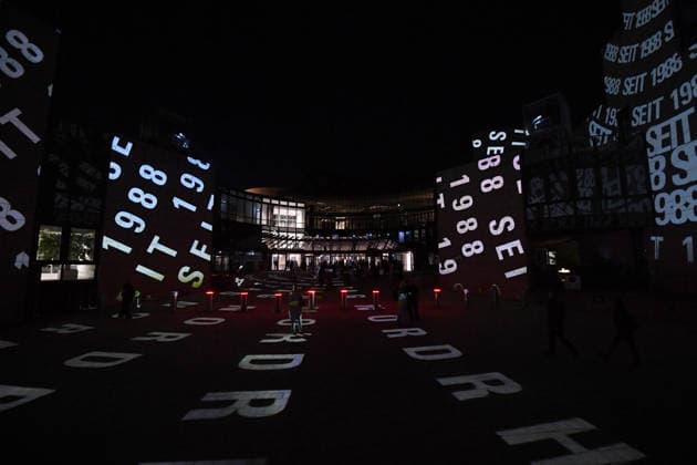 Start der Illumination zur Woche der Demokratie und zur Parlamentsnacht am 05.10.2026 auf dem Vorplatz des Landtags Nordrhein-Westfalen in Düsseldorf Der Landtag Nordrhein-Westfalen feiert sein 80-jähriges Bestehen mit einer Woche der Demokratie: Vom 5. bis zum 11. Oktober 2026 wird das Parlamentsgebäude am Rhein zur Leinwand für die Lichtinszenierung -Fundament der Demokratie-. Die Illumination hat das Künstlerduo Hartung & Trenz konzipiert. Die Illumination ist in den Landesfarben rot, grün und weiß gehalten. Andre Kuper, Präsident des Landtags, startet sie am Montag, 5. Oktober, um 19.30 Uhr. Ab dann ist sie bis Sonntag, 11. Oktober 2026, in der Zeit von ca. 19.30 Uhr bis 23 Uhr jeden Abend zu sehen.