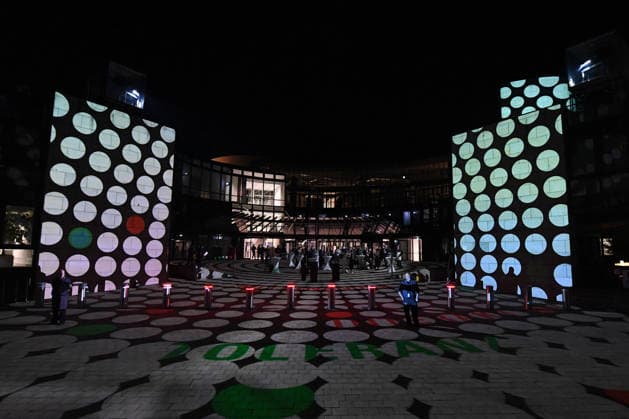 Start der Illumination zur Woche der Demokratie und zur Parlamentsnacht am 05.10.2026 auf dem Vorplatz des Landtags Nordrhein-Westfalen in Düsseldorf Der Landtag Nordrhein-Westfalen feiert sein 80-jähriges Bestehen mit einer Woche der Demokratie: Vom 5. bis zum 11. Oktober 2026 wird das Parlamentsgebäude am Rhein zur Leinwand für die Lichtinszenierung -Fundament der Demokratie-. Die Illumination hat das Künstlerduo Hartung & Trenz konzipiert. Die Illumination ist in den Landesfarben rot, grün und weiß gehalten. Andre Kuper, Präsident des Landtags, startet sie am Montag, 5. Oktober, um 19.30 Uhr. Ab dann ist sie bis Sonntag, 11. Oktober 2026, in der Zeit von ca. 19.30 Uhr bis 23 Uhr jeden Abend zu sehen.