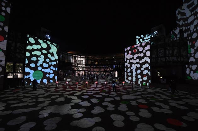 Start der Illumination zur Woche der Demokratie und zur Parlamentsnacht am 05.10.2026 auf dem Vorplatz des Landtags Nordrhein-Westfalen in Düsseldorf Der Landtag Nordrhein-Westfalen feiert sein 80-jähriges Bestehen mit einer Woche der Demokratie: Vom 5. bis zum 11. Oktober 2026 wird das Parlamentsgebäude am Rhein zur Leinwand für die Lichtinszenierung -Fundament der Demokratie-. Die Illumination hat das Künstlerduo Hartung & Trenz konzipiert. Die Illumination ist in den Landesfarben rot, grün und weiß gehalten. Andre Kuper, Präsident des Landtags, startet sie am Montag, 5. Oktober, um 19.30 Uhr. Ab dann ist sie bis Sonntag, 11. Oktober 2026, in der Zeit von ca. 19.30 Uhr bis 23 Uhr jeden Abend zu sehen.