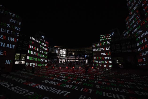 Start der Illumination zur Woche der Demokratie und zur Parlamentsnacht am 05.10.2026 auf dem Vorplatz des Landtags Nordrhein-Westfalen in Düsseldorf Der Landtag Nordrhein-Westfalen feiert sein 80-jähriges Bestehen mit einer Woche der Demokratie: Vom 5. bis zum 11. Oktober 2026 wird das Parlamentsgebäude am Rhein zur Leinwand für die Lichtinszenierung -Fundament der Demokratie-. Die Illumination hat das Künstlerduo Hartung & Trenz konzipiert. Die Illumination ist in den Landesfarben rot, grün und weiß gehalten. Andre Kuper, Präsident des Landtags, startet sie am Montag, 5. Oktober, um 19.30 Uhr. Ab dann ist sie bis Sonntag, 11. Oktober 2026, in der Zeit von ca. 19.30 Uhr bis 23 Uhr jeden Abend zu sehen.