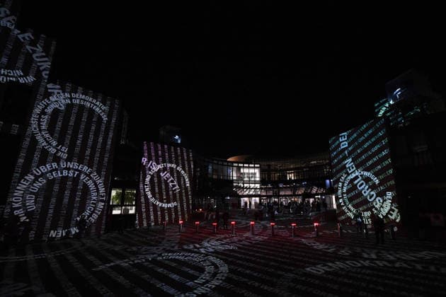 Start der Illumination zur Woche der Demokratie und zur Parlamentsnacht am 05.10.2026 auf dem Vorplatz des Landtags Nordrhein-Westfalen in Düsseldorf Der Landtag Nordrhein-Westfalen feiert sein 80-jähriges Bestehen mit einer Woche der Demokratie: Vom 5. bis zum 11. Oktober 2026 wird das Parlamentsgebäude am Rhein zur Leinwand für die Lichtinszenierung -Fundament der Demokratie-. Die Illumination hat das Künstlerduo Hartung & Trenz konzipiert. Die Illumination ist in den Landesfarben rot, grün und weiß gehalten. Andre Kuper, Präsident des Landtags, startet sie am Montag, 5. Oktober, um 19.30 Uhr. Ab dann ist sie bis Sonntag, 11. Oktober 2026, in der Zeit von ca. 19.30 Uhr bis 23 Uhr jeden Abend zu sehen.