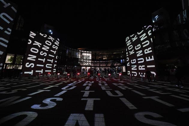 Start der Illumination zur Woche der Demokratie und zur Parlamentsnacht am 05.10.2026 auf dem Vorplatz des Landtags Nordrhein-Westfalen in Düsseldorf Der Landtag Nordrhein-Westfalen feiert sein 80-jähriges Bestehen mit einer Woche der Demokratie: Vom 5. bis zum 11. Oktober 2026 wird das Parlamentsgebäude am Rhein zur Leinwand für die Lichtinszenierung -Fundament der Demokratie-. Die Illumination hat das Künstlerduo Hartung & Trenz konzipiert. Die Illumination ist in den Landesfarben rot, grün und weiß gehalten. Andre Kuper, Präsident des Landtags, startet sie am Montag, 5. Oktober, um 19.30 Uhr. Ab dann ist sie bis Sonntag, 11. Oktober 2026, in der Zeit von ca. 19.30 Uhr bis 23 Uhr jeden Abend zu sehen.
