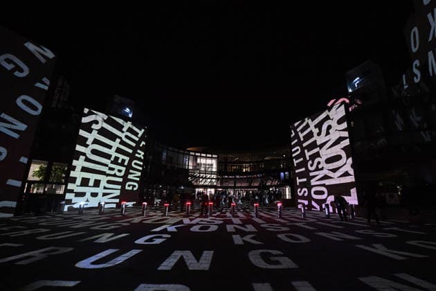 Start der Illumination zur Woche der Demokratie und zur Parlamentsnacht am 05.10.2026 auf dem Vorplatz des Landtags Nordrhein-Westfalen in Düsseldorf Der Landtag Nordrhein-Westfalen feiert sein 80-jähriges Bestehen mit einer Woche der Demokratie: Vom 5. bis zum 11. Oktober 2026 wird das Parlamentsgebäude am Rhein zur Leinwand für die Lichtinszenierung -Fundament der Demokratie-. Die Illumination hat das Künstlerduo Hartung & Trenz konzipiert. Die Illumination ist in den Landesfarben rot, grün und weiß gehalten. Andre Kuper, Präsident des Landtags, startet sie am Montag, 5. Oktober, um 19.30 Uhr. Ab dann ist sie bis Sonntag, 11. Oktober 2026, in der Zeit von ca. 19.30 Uhr bis 23 Uhr jeden Abend zu sehen.