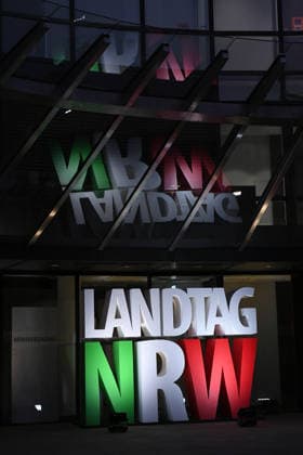 Start der Illumination zur Woche der Demokratie und zur Parlamentsnacht am 05.10.2026 auf dem Vorplatz des Landtags Nordrhein-Westfalen in Düsseldorf Der Landtag Nordrhein-Westfalen feiert sein 80-jähriges Bestehen mit einer Woche der Demokratie: Vom 5. bis zum 11. Oktober 2026 wird das Parlamentsgebäude am Rhein zur Leinwand für die Lichtinszenierung -Fundament der Demokratie-. Die Illumination hat das Künstlerduo Hartung & Trenz konzipiert. Die Illumination ist in den Landesfarben rot, grün und weiß gehalten. Andre Kuper, Präsident des Landtags, startet sie am Montag, 5. Oktober, um 19.30 Uhr. Ab dann ist sie bis Sonntag, 11. Oktober 2026, in der Zeit von ca. 19.30 Uhr bis 23 Uhr jeden Abend zu sehen.
