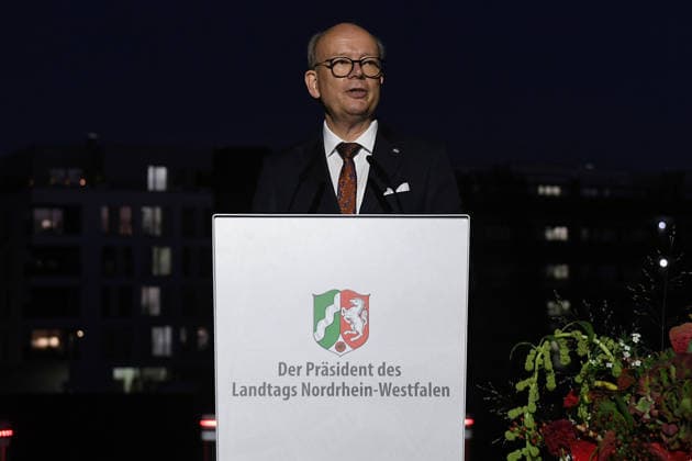 Start der Illumination zur Woche der Demokratie und zur Parlamentsnacht am 05.10.2026 auf dem Vorplatz des Landtags Nordrhein-Westfalen in Düsseldorf Der Landtag Nordrhein-Westfalen feiert sein 80-jähriges Bestehen mit einer Woche der Demokratie: Vom 5. bis zum 11. Oktober 2026 wird das Parlamentsgebäude am Rhein zur Leinwand für die Lichtinszenierung -Fundament der Demokratie-. Die Illumination hat das Künstlerduo Hartung & Trenz konzipiert. Die Illumination ist in den Landesfarben rot, grün und weiß gehalten. Andre Kuper, Präsident des Landtags, startet sie am Montag, 5. Oktober, um 19.30 Uhr. Ab dann ist sie bis Sonntag, 11. Oktober 2026, in der Zeit von ca. 19.30 Uhr bis 23 Uhr jeden Abend zu sehen.