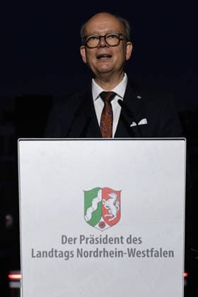 Start der Illumination zur Woche der Demokratie und zur Parlamentsnacht am 05.10.2026 auf dem Vorplatz des Landtags Nordrhein-Westfalen in Düsseldorf Der Landtag Nordrhein-Westfalen feiert sein 80-jähriges Bestehen mit einer Woche der Demokratie: Vom 5. bis zum 11. Oktober 2026 wird das Parlamentsgebäude am Rhein zur Leinwand für die Lichtinszenierung -Fundament der Demokratie-. Die Illumination hat das Künstlerduo Hartung & Trenz konzipiert. Die Illumination ist in den Landesfarben rot, grün und weiß gehalten. Andre Kuper, Präsident des Landtags, startet sie am Montag, 5. Oktober, um 19.30 Uhr. Ab dann ist sie bis Sonntag, 11. Oktober 2026, in der Zeit von ca. 19.30 Uhr bis 23 Uhr jeden Abend zu sehen.