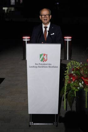 Start der Illumination zur Woche der Demokratie und zur Parlamentsnacht am 05.10.2026 auf dem Vorplatz des Landtags Nordrhein-Westfalen in Düsseldorf Der Landtag Nordrhein-Westfalen feiert sein 80-jähriges Bestehen mit einer Woche der Demokratie: Vom 5. bis zum 11. Oktober 2026 wird das Parlamentsgebäude am Rhein zur Leinwand für die Lichtinszenierung -Fundament der Demokratie-. Die Illumination hat das Künstlerduo Hartung & Trenz konzipiert. Die Illumination ist in den Landesfarben rot, grün und weiß gehalten. Andre Kuper, Präsident des Landtags, startet sie am Montag, 5. Oktober, um 19.30 Uhr. Ab dann ist sie bis Sonntag, 11. Oktober 2026, in der Zeit von ca. 19.30 Uhr bis 23 Uhr jeden Abend zu sehen.