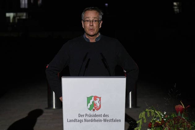 Start der Illumination zur Woche der Demokratie und zur Parlamentsnacht am 05.10.2026 auf dem Vorplatz des Landtags Nordrhein-Westfalen in Düsseldorf Der Landtag Nordrhein-Westfalen feiert sein 80-jähriges Bestehen mit einer Woche der Demokratie: Vom 5. bis zum 11. Oktober 2026 wird das Parlamentsgebäude am Rhein zur Leinwand für die Lichtinszenierung -Fundament der Demokratie-. Die Illumination hat das Künstlerduo Hartung & Trenz konzipiert. Die Illumination ist in den Landesfarben rot, grün und weiß gehalten. Andre Kuper, Präsident des Landtags, startet sie am Montag, 5. Oktober, um 19.30 Uhr. Ab dann ist sie bis Sonntag, 11. Oktober 2026, in der Zeit von ca. 19.30 Uhr bis 23 Uhr jeden Abend zu sehen.