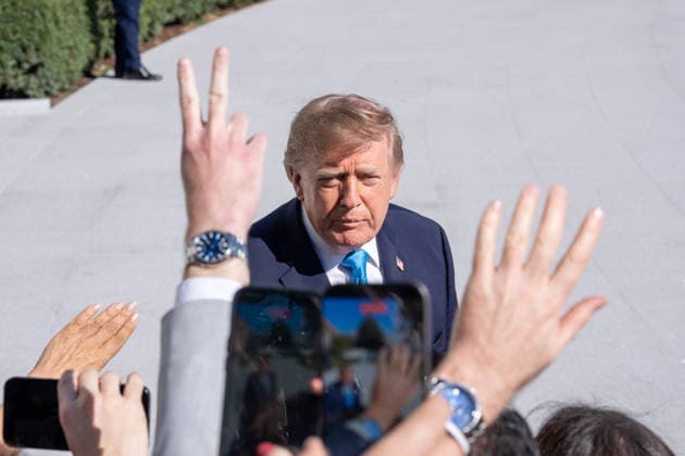 October 5, 2026, Washington, District of Columbia, United States: US President Donald Trump speaks with the White House press corps as he heads to Marine One on October 5, 2026. President Trump is heading to Nebraska to help Republican candidates in the upcoming midterm elections. Washington United States - ZUMAl312 20261005_znp_l312_013 Copyright: xAndrewxLeydenx