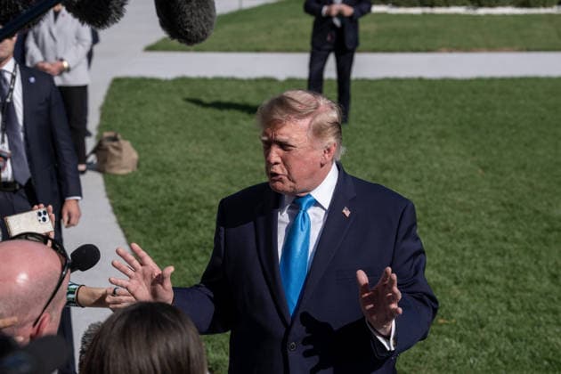 October 5, 2026, Washington, District of Columbia, United States: US President Donald Trump speaks with the White House press corps as he heads to Marine One on October 5, 2026. President Trump is heading to Nebraska to help Republican candidates in the upcoming midterm elections. Washington United States - ZUMAl312 20261005_znp_l312_035 Copyright: xAndrewxLeydenx