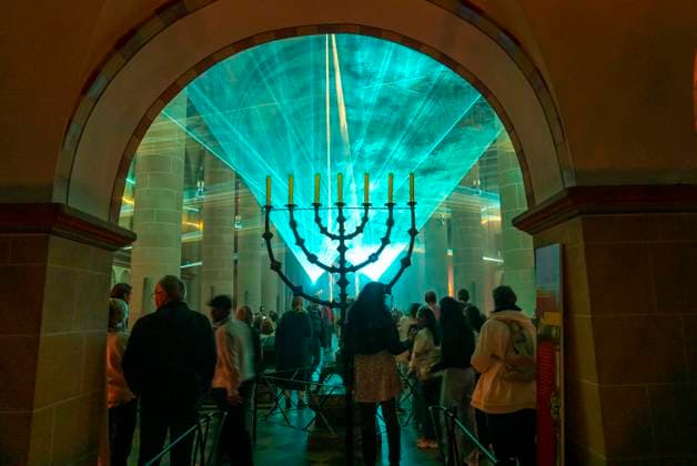 Essen Light Festival, in der Innenstadt, Licht & Segen Lumen Cantus, Musiksynchrone Lasershow im Essener Dom, von Lichtdesigner Manfred Olma, zu live Orgelmusik, NRW, Deutschland, Essen Light Festival