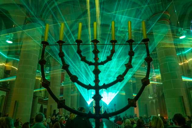 Essen Light Festival, in der Innenstadt, Licht & Segen Lumen Cantus, Musiksynchrone Lasershow im Essener Dom, von Lichtdesigner Manfred Olma, zu live Orgelmusik, NRW, Deutschland, Essen Light Festival