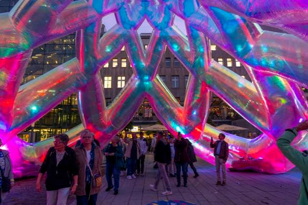 Essen Light Festival, in der Innenstadt, Lichtinstallation Meliora, des australischen Künstlerduos Atelier Sisu, auf dem Burgplatz, begehbare Lichtskulptur, NRW, Deutschland, Essen Light Festival