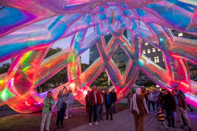 Essen Light Festival, in der Innenstadt, Lichtinstallation Meliora, des australischen Künstlerduos Atelier Sisu, auf dem Burgplatz, begehbare Lichtskulptur, NRW, Deutschland, Essen Light Festival