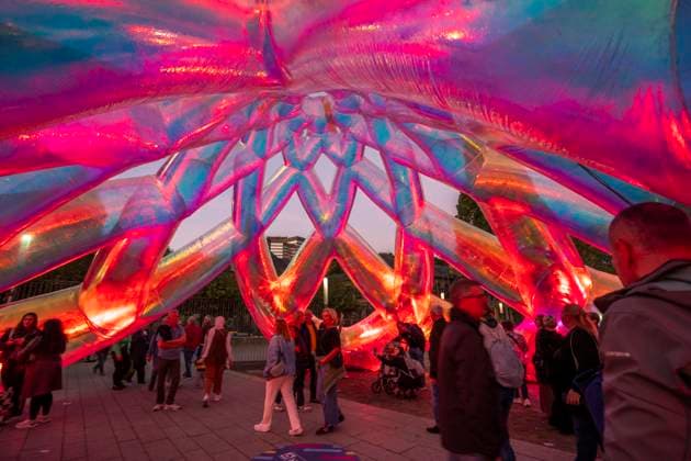 Essen Light Festival, in der Innenstadt, Lichtinstallation Meliora, des australischen Künstlerduos Atelier Sisu, auf dem Burgplatz, begehbare Lichtskulptur, NRW, Deutschland, Essen Light Festival