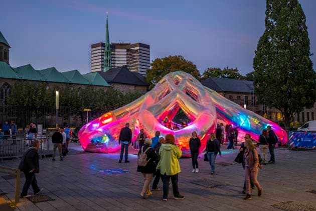 Essen Light Festival, in der Innenstadt, Lichtinstallation Meliora, des australischen Künstlerduos Atelier Sisu, auf dem Burgplatz, Essener Rathaus und Dom, begehbare Lichtskulptur, NRW, Deutschland, Essen Light Festival