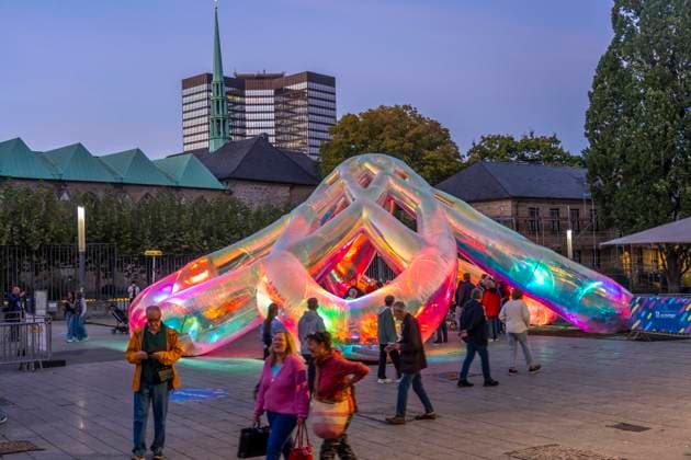 Essen Light Festival, in der Innenstadt, Lichtinstallation Meliora, des australischen Künstlerduos Atelier Sisu, auf dem Burgplatz, Essener Rathaus und Dom, begehbare Lichtskulptur, NRW, Deutschland, Essen Light Festival