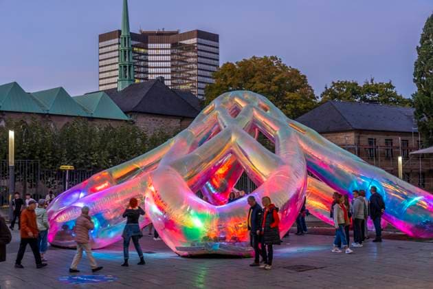 Essen Light Festival, in der Innenstadt, Lichtinstallation Meliora, des australischen Künstlerduos Atelier Sisu, auf dem Burgplatz, Essener Rathaus und Dom, begehbare Lichtskulptur, NRW, Deutschland, Essen Light Festival