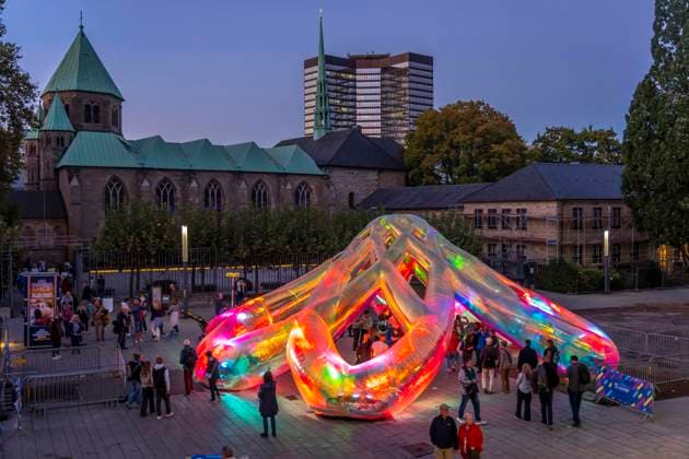 Essen Light Festival, in der Innenstadt, Lichtinstallation Meliora, des australischen Künstlerduos Atelier Sisu, auf dem Burgplatz, Essener Rathaus und Dom, begehbare Lichtskulptur, NRW, Deutschland, Essen Light Festival