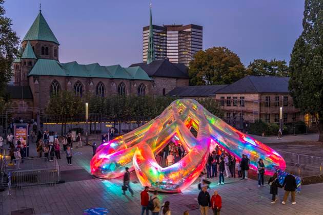 Essen Light Festival, in der Innenstadt, Lichtinstallation Meliora, des australischen Künstlerduos Atelier Sisu, auf dem Burgplatz, Essener Rathaus und Dom, begehbare Lichtskulptur, NRW, Deutschland, Essen Light Festival