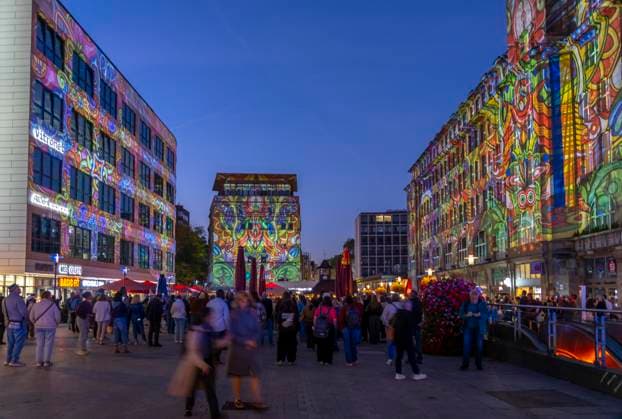 Essen Light Festival, in der Innenstadt, Lichtinstallation Das komplementäre Universum, projiziert auf die Gebäude am Willy-Brandt-Platz, von Lightspray Visual, aus Ungarn, NRW, Deutschland, Essen Light Festival