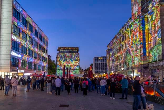 Essen Light Festival, in der Innenstadt, Lichtinstallation Das komplementäre Universum, projiziert auf die Gebäude am Willy-Brandt-Platz, von Lightspray Visual, aus Ungarn, NRW, Deutschland, Essen Light Festival