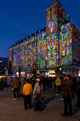 Essen Light Festival, in der Innenstadt, Lichtinstallation Das komplementäre Universum, projiziert auf die Gebäude am Willy-Brandt-Platz, von Lightspray Visual, aus Ungarn, NRW, Deutschland, Essen Light Festival
