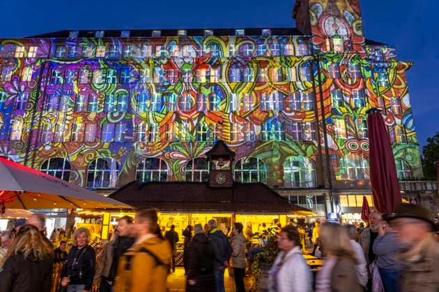 Essen Light Festival, in der Innenstadt, Lichtinstallation Das komplementäre Universum, projiziert auf die Gebäude am Willy-Brandt-Platz, von Lightspray Visual, aus Ungarn, NRW, Deutschland, Essen Light Festival