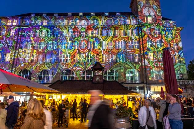 Essen Light Festival, in der Innenstadt, Lichtinstallation Das komplementäre Universum, projiziert auf die Gebäude am Willy-Brandt-Platz, von Lightspray Visual, aus Ungarn, NRW, Deutschland, Essen Light Festival