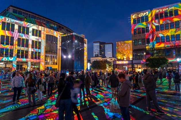 Essen Light Festival, in der Innenstadt, Lichtinstallation Diving in the Sea of Colors, des Berliner Künstler Daniel Margraf, illuminiert die Gebäude am großen Kennedy Platz, die Besucher werden Teil des Lichtkunstwerks, NRW, Deutschland, Essen Light Festival