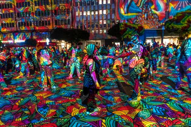 Essen Light Festival, in der Innenstadt, Lichtinstallation Diving in the Sea of Colors, des Berliner Künstler Daniel Margraf, illuminiert die Gebäude am großen Kennedy Platz, die Besucher werden Teil des Lichtkunstwerks, NRW, Deutschland, Essen Light Festival